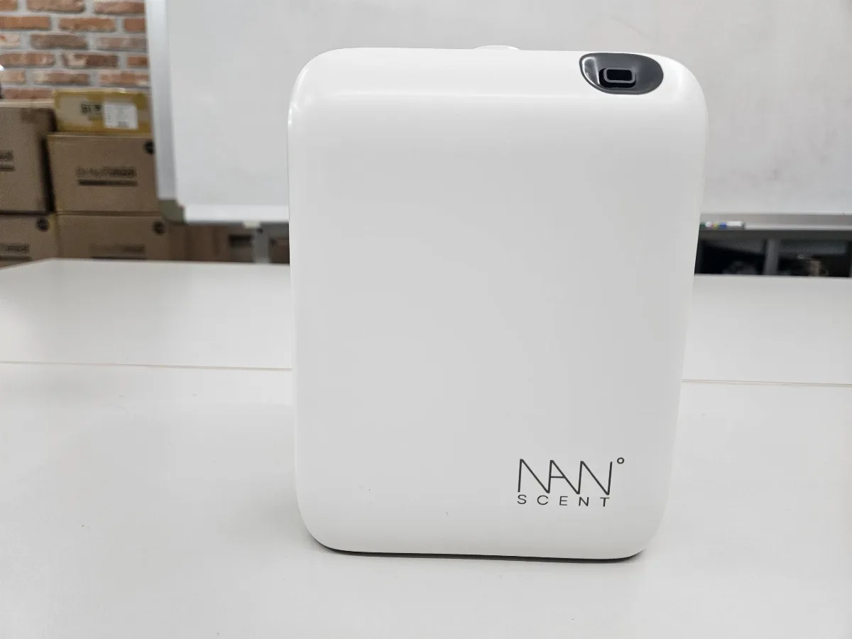 화이트 전자디퓨저 NANO-20V 정면과 상단 분사부 디테일