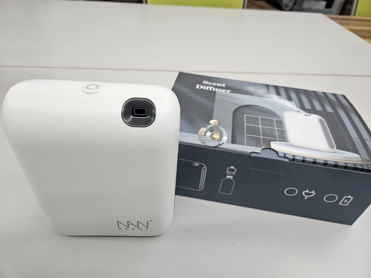 측면에서 본 화이트 전자디퓨저 NANO-20V와 제품 박스